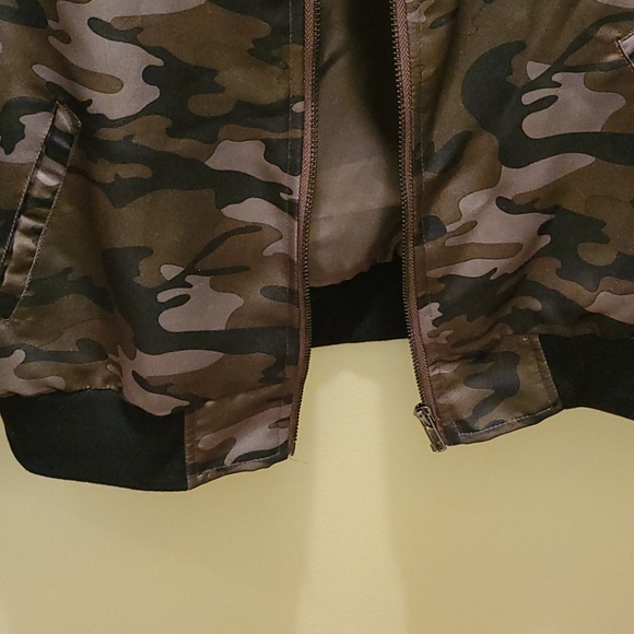 Justify Lightweight Camouflage Jacket - Picture 9 of 11